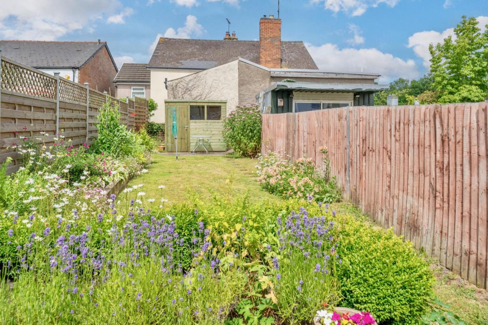 Chic 2-Bedroom Townhouse In Vibrant Abergavenny Exterior foto