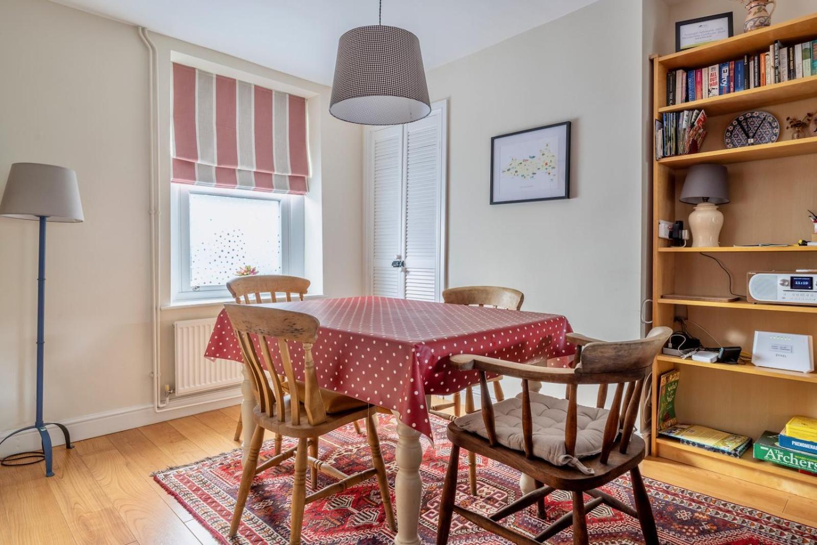 Chic 2-Bedroom Townhouse In Vibrant Abergavenny Exterior foto
